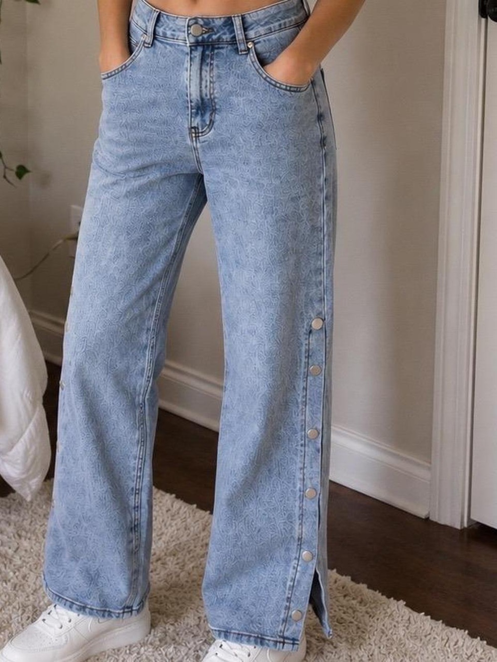 Ettelo Denim! High-Rise Light Blue Wide-Leg Jeans with Side Snap Detail - size 6
